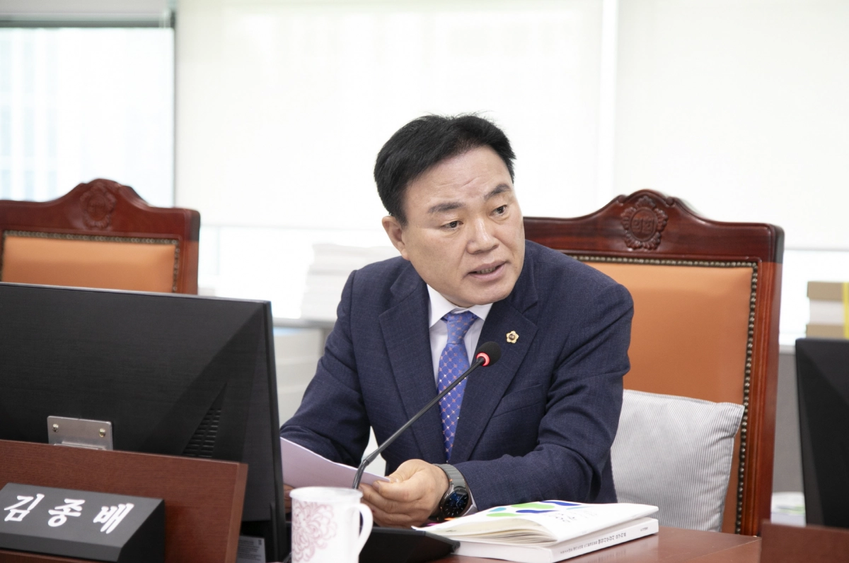 김종배 의원이 10일 열린 2025년 도시개발국 행정사무감사에서 피감기관을 상대로 질의하고 있다.(사진=경기도의회)
