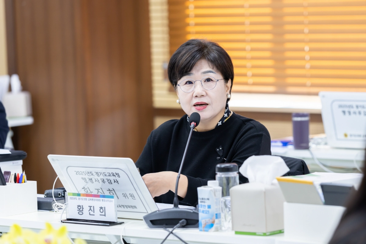 황진희 의원이 11일 제387회 정례회에서 열린 용인·화성오산·양평·의정부교육지원청 대상 행정사무감사에서 피감기관을 상대로 질의하고 있다.(사진=경기도의회)