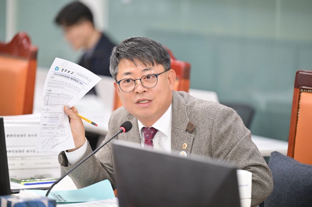 김재훈 의원이 10일 열린 제387회 여성가족평생교육위원회 경기도 평생교육진흥원 및 미래세대재단 행정사무감사에서 피감기관을 상대로 질의하고 있다.(사진=경기도의회)