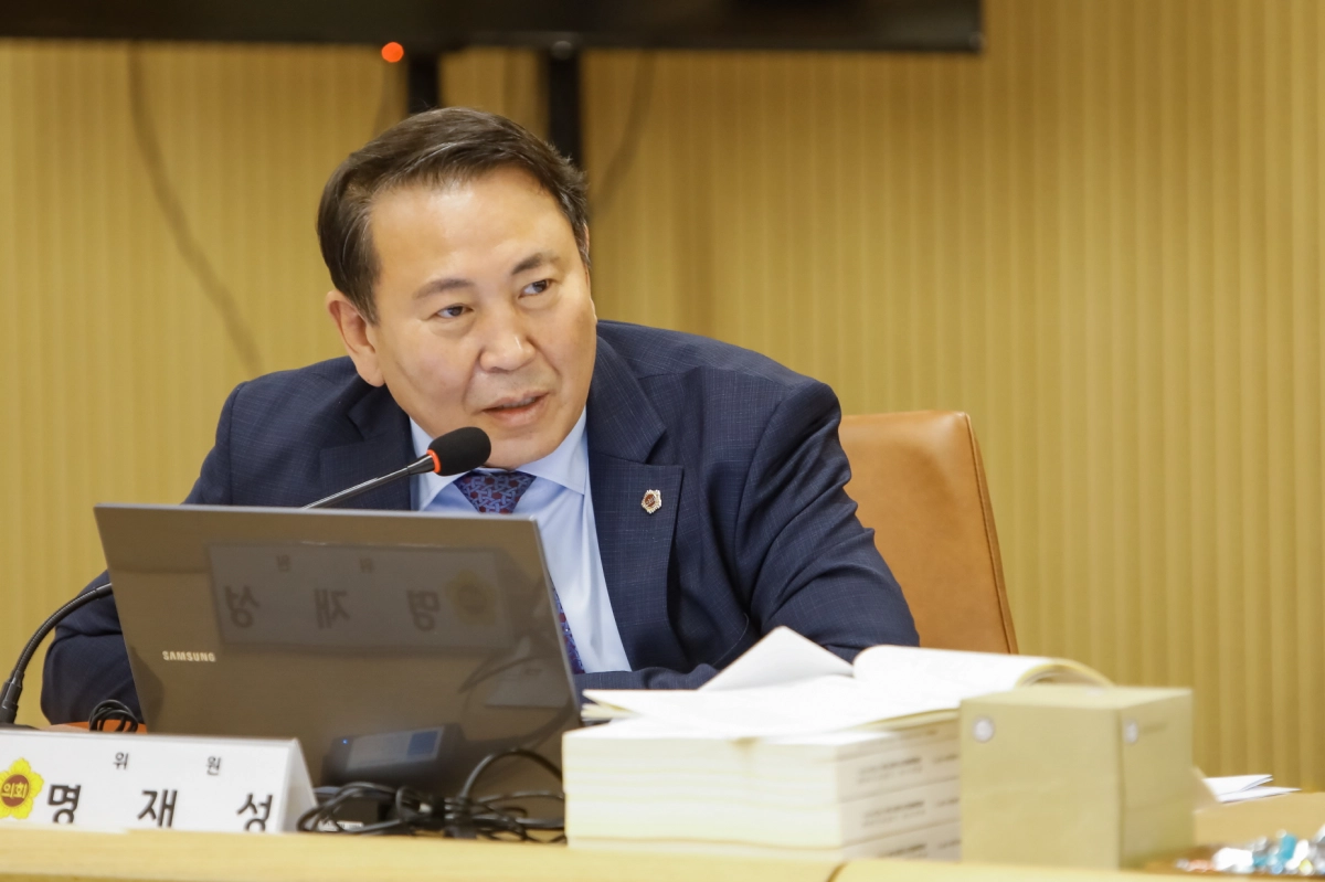 명재성 의원이 11일 경기주택도시공사 행정사무감사에서 피감기관을 상대로 질의하고 있다.(사진=경기도의회)