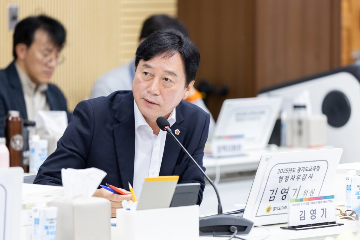 김영기 의원이 11일 열린 용인·화성오산·양평·의정부 교육지원청 대상 제3차 교육행정위원회 행정사무감사에서 피감기관을 상대로 질의하고 있다.(사진=경기도의회)