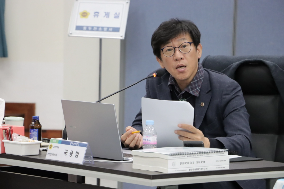 국중범 의원이 11일 동두천소방서에서 실시된 2025년 경기도의회 행정사무감사에서 피감기관을 상대로 질의하고 있다.(사진=경기도의회)
