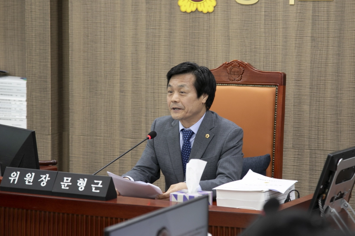 문형근 위원장이 10일 제387회 정례회 중 열린 ‘2025년 경기도의회 여성가족평생교육위원회 행정사무감사’에서 피감기관을 상대로 질의하고 있다.(사진=경기도의회)