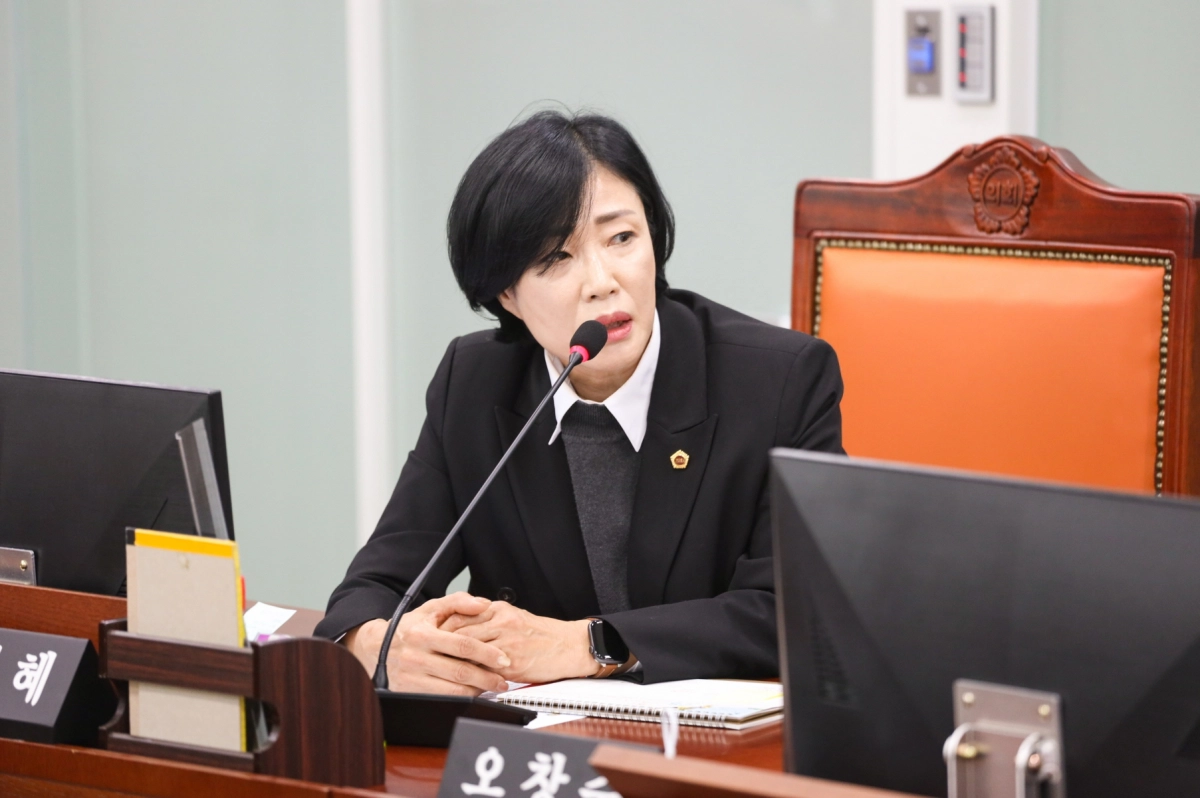 이경혜 부위원장이 10일 열린 제387회 정례회 기획조정실 행정사무감사에서 피감기관을 상대로 질의하고 있다.(사진=경기도의회)