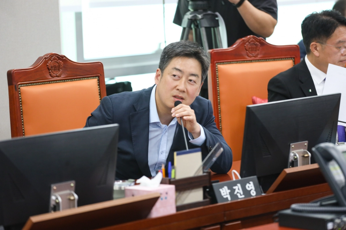 박진영 의원이 10일 열린 제387회 정례회 기획조정실 행정사무감사에서 피감기관을 상대로 질의하고 있다.(사진=경기도의회)