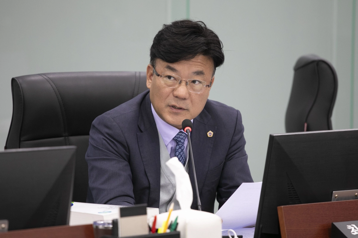 최만식 의원이 11일 열린 2025년도 보건건강국 행정사무감사에서 피감기관을 상대로 질의하고 있다.(사진=경기도의회)
