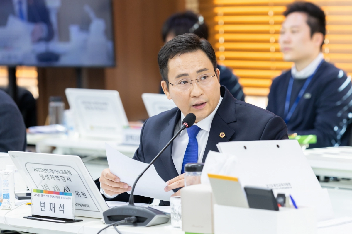 변재석 의원이 11일 제387회 정례회에서 열린 용인·화성오산·양평·의정부교육지원청 대상 행정사무감사에서 피감기관을 상대로 질의하고 있다.(사진=경기도의회)