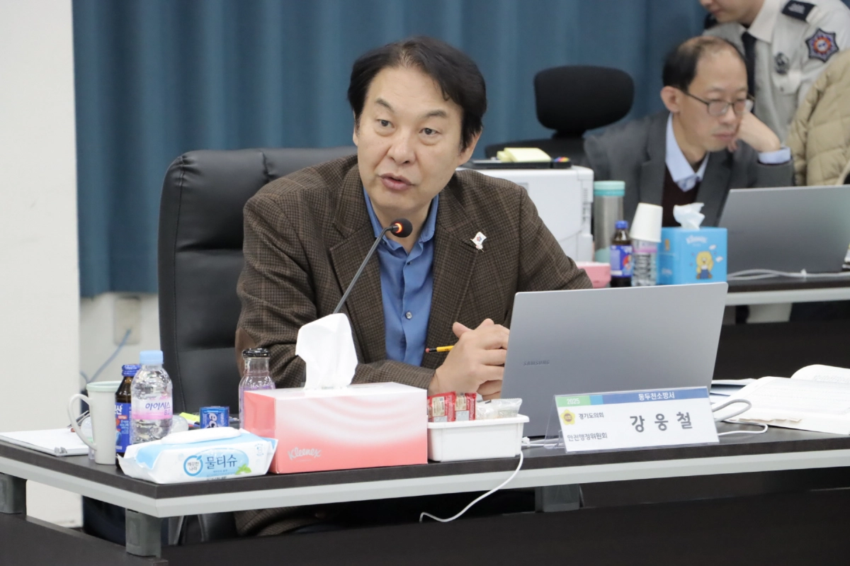 강웅철 의원이 11일 동두천소방서에 대한 2025년 경기도 행정사무감사 안전행정위원회 현장감사에서 피감기관을 상대로 질의하고 있다.(사진=경기도의회)