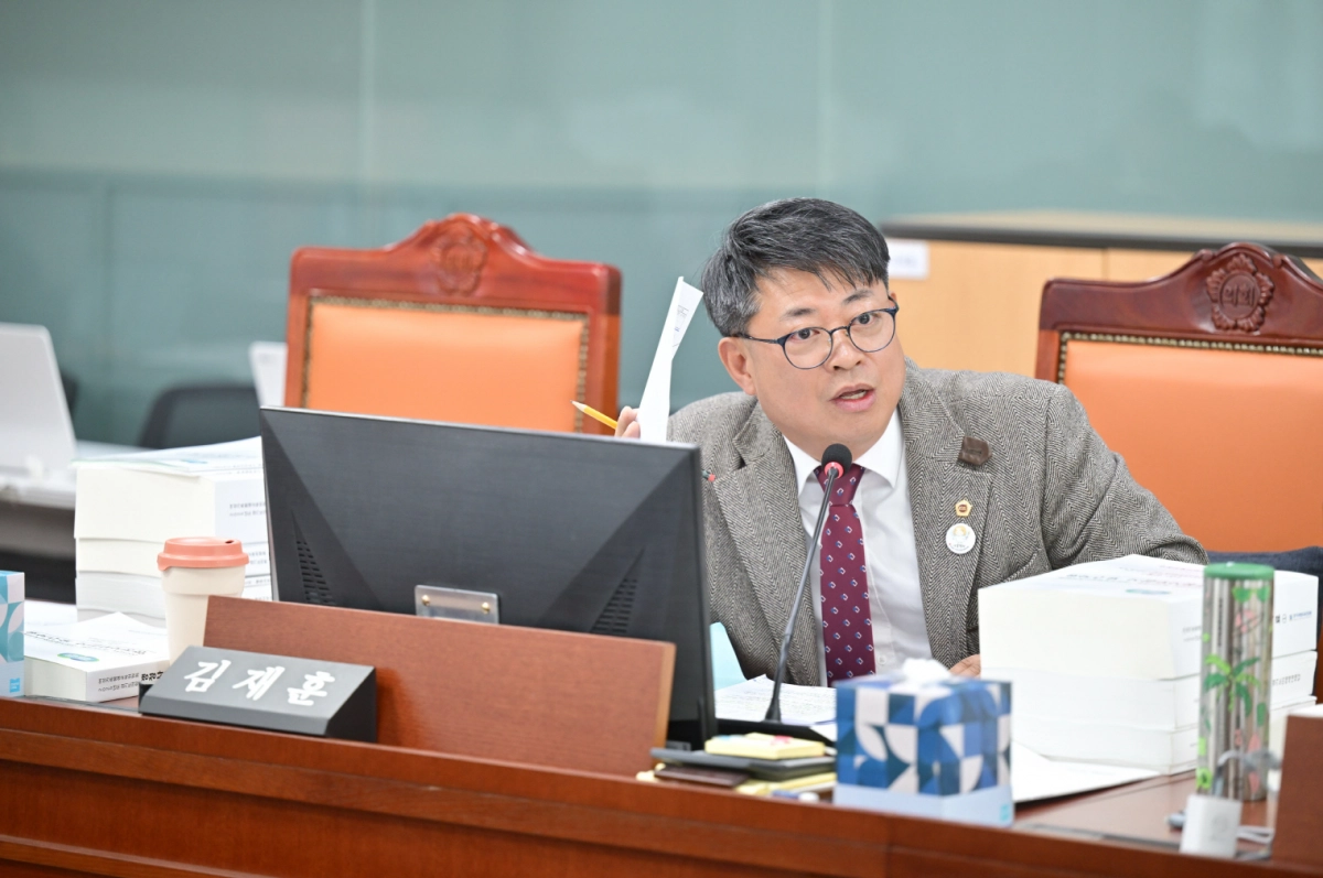 김재훈 의원이 11일 열린 여성가족국, 여성비전센터를 대상으로 한 행정사무감사에서 피감기관을 상대로 질의하고 있다.(사진=경기도의회)