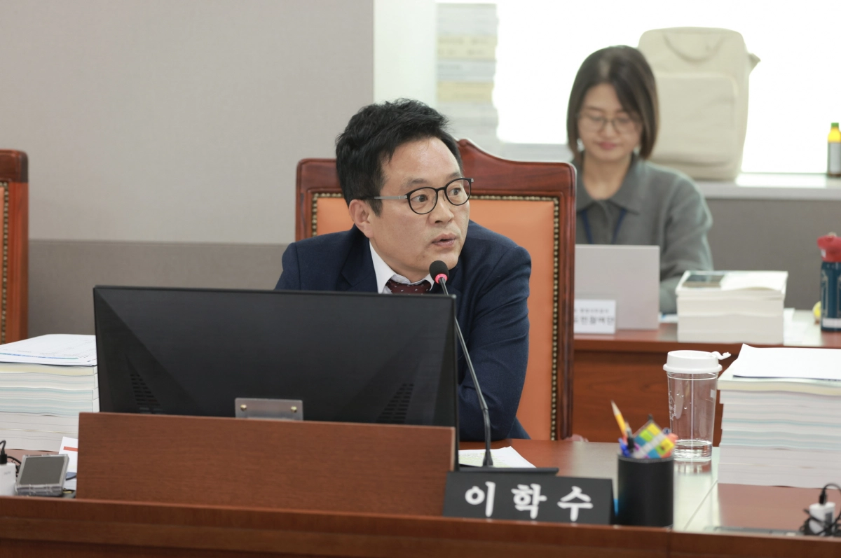 이학수 의원이 11일 열린 경기문화재단, 경기아트센터 대상 행정사무감사에서 피감기관을 상대로 질의하고 있다.(사진=경기도의회)