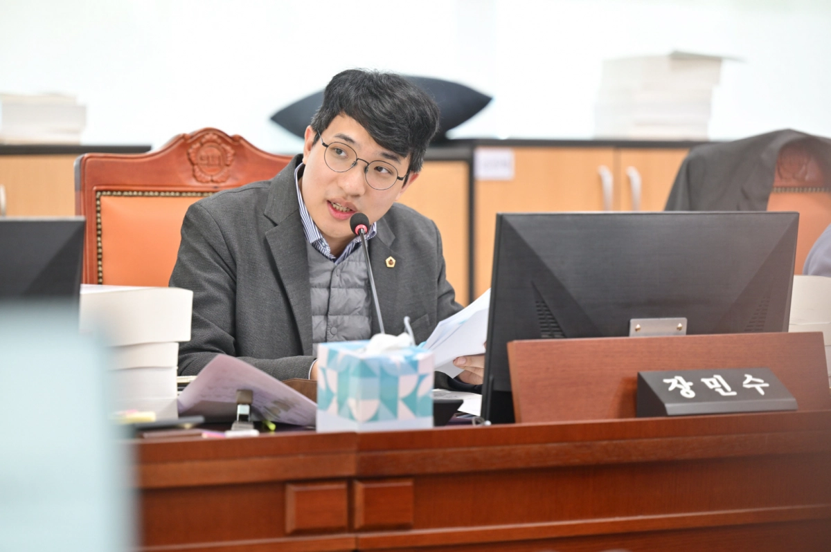 장민수 의원이 10일 열린 제387회 여성가족평생교육위원회 여성가족국 행정사무감사에서 피감기관을 상대로 질의하고 있다.(사진=경기도의회)