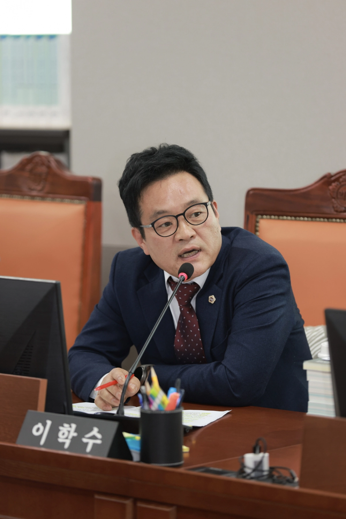 이학수 의원이 11일 열린 경기문화재단, 경기아트센터 대상 행정사무감사에서 피감기관을 상대로 질의하고 있다.(사진=경기도의회)