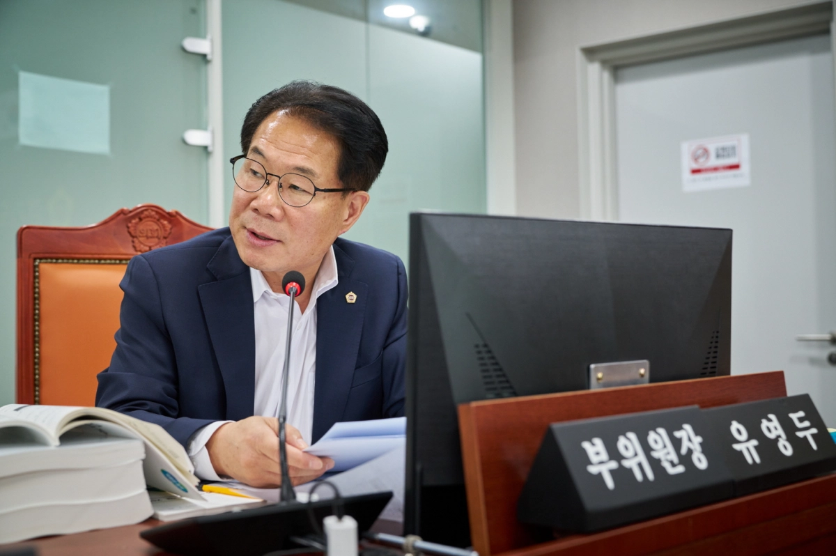 유영두 부위원장이 11일 실시된 경기문화재단 및 경기아트센터 행정사무감사에서 피감기관을 상대로 질의하고 있다.(사진=경기도의회)