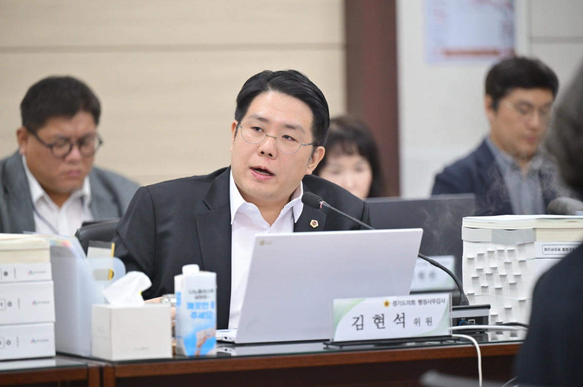 김현석 의원이 11일 열린 이천·여주·광주하남교육지원청 대상 행정사무감사에서 피감기관을 상대로 질의하고 있다.(사진=경기도의회)