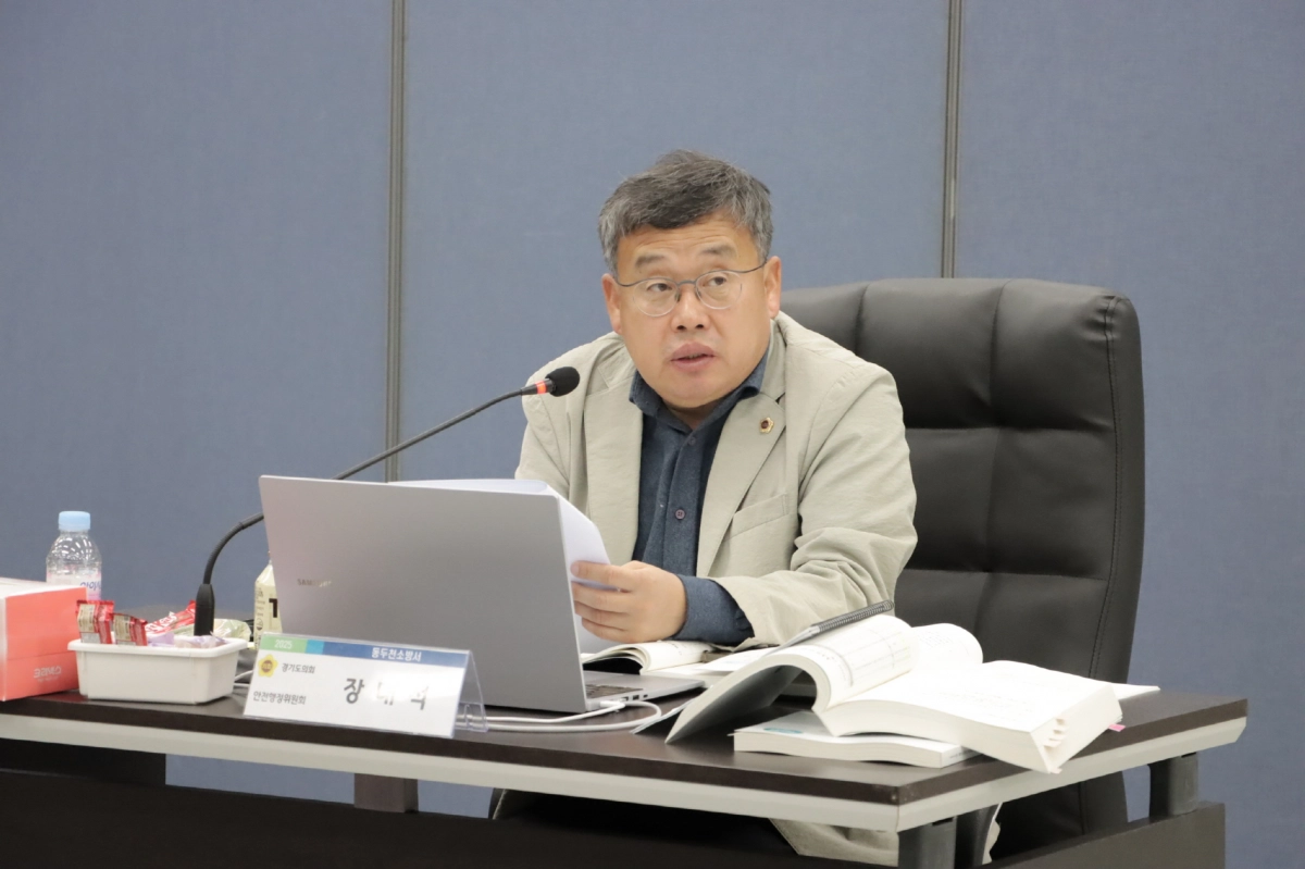 장대석 의원이 11일 동두천소방서에서 진행된 2025년 경기도의회 행정사무감사에서 피감기관을 상대로 질의하고 있다.(사진=경기도의회)