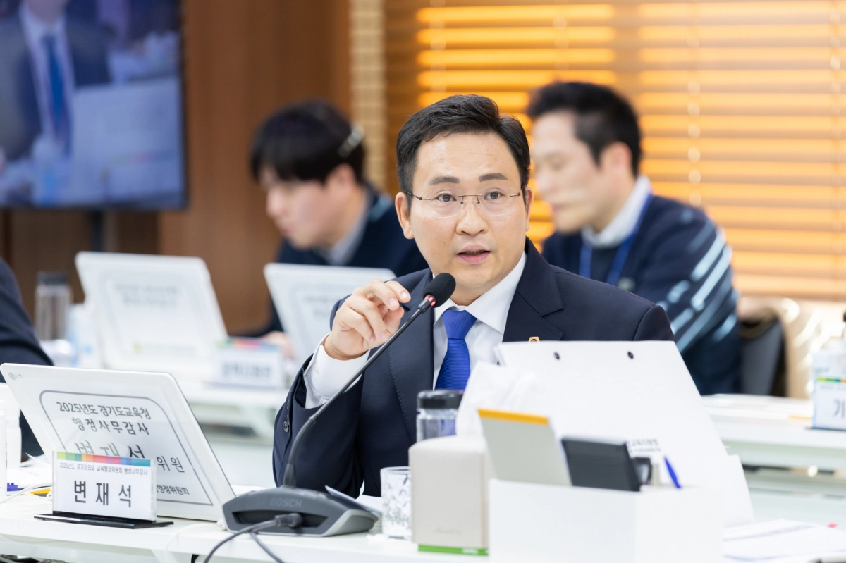 변재석 의원이 11일 경기도의회 제387회 정례회 행정감사에서 피감기관을 상대로 질의하고 있다.(사진=경기도의회)