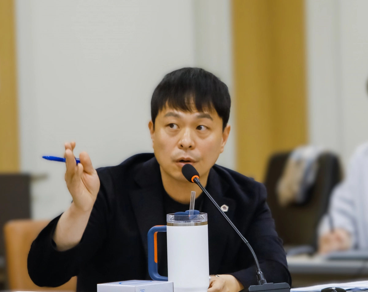 유영일 부위원장이 11일 열린 경기주택도시공사(GH) 행정사무감사에서 피감기관을 상대로 질의하고 있다.(사진=경기도의회)