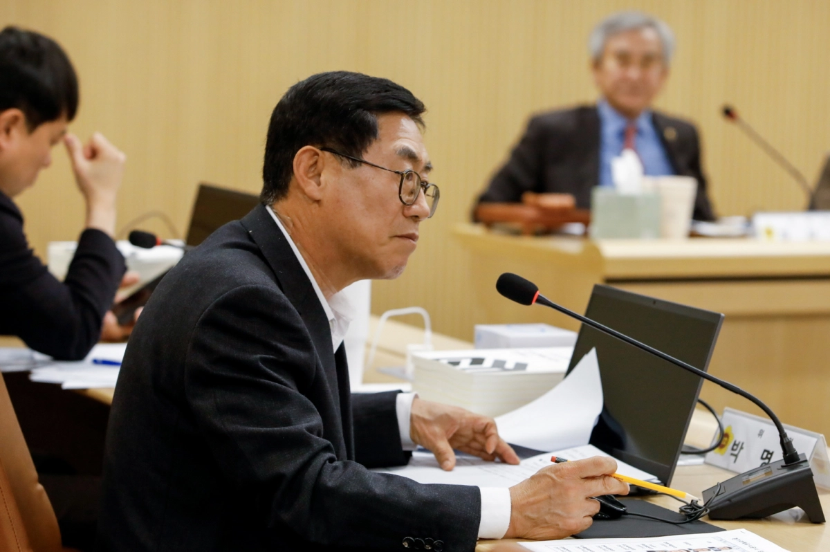 박명수 의원이 11일 경기주택도시공사 행정사무감사에서 피감기관을 상대로 질의하고 있다.(사진=경기도의회)