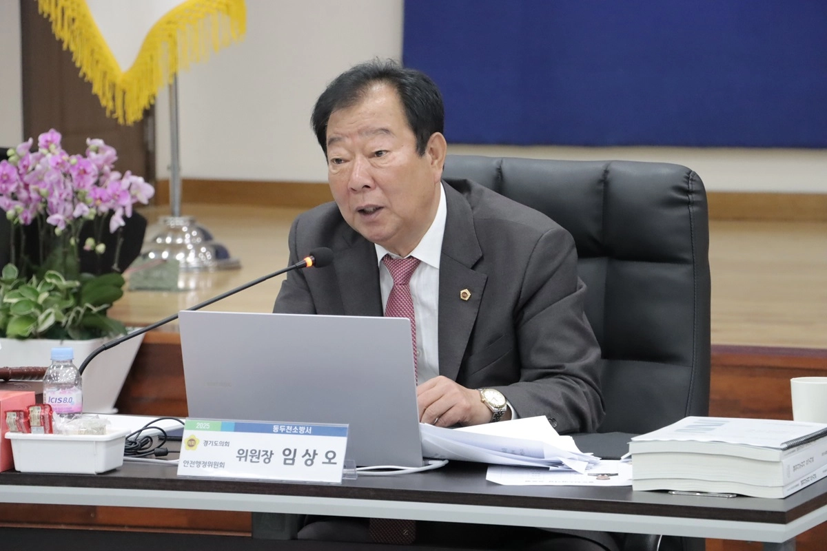 임상오 위원장이 11일 실시된 2025년도 동두천소방서 행정사무감사에서 피감기관을 상대로 질의하고 있다.(사진=경기도의회)