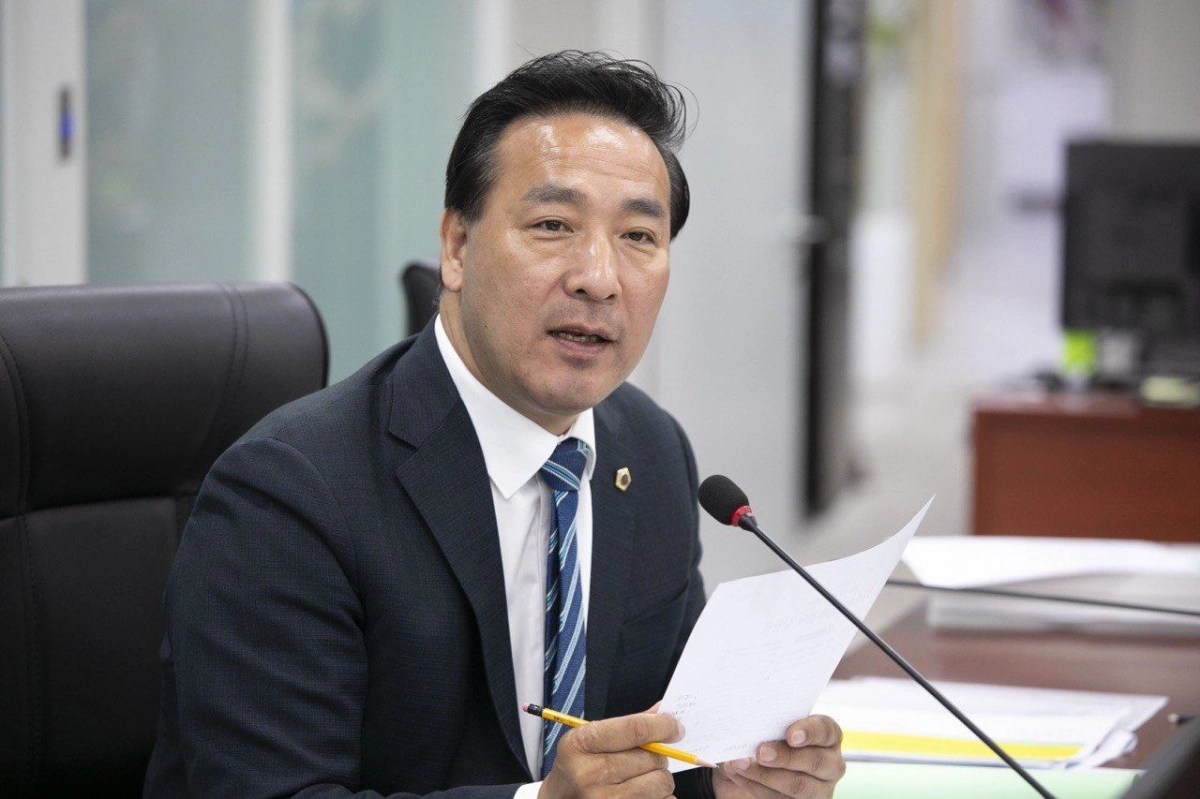 김용성 의원이 11일 2025년도 보건건강국 행정사무감사에서 피감기관을 상대로 질의하고 있다.(사진=경기도의회)
