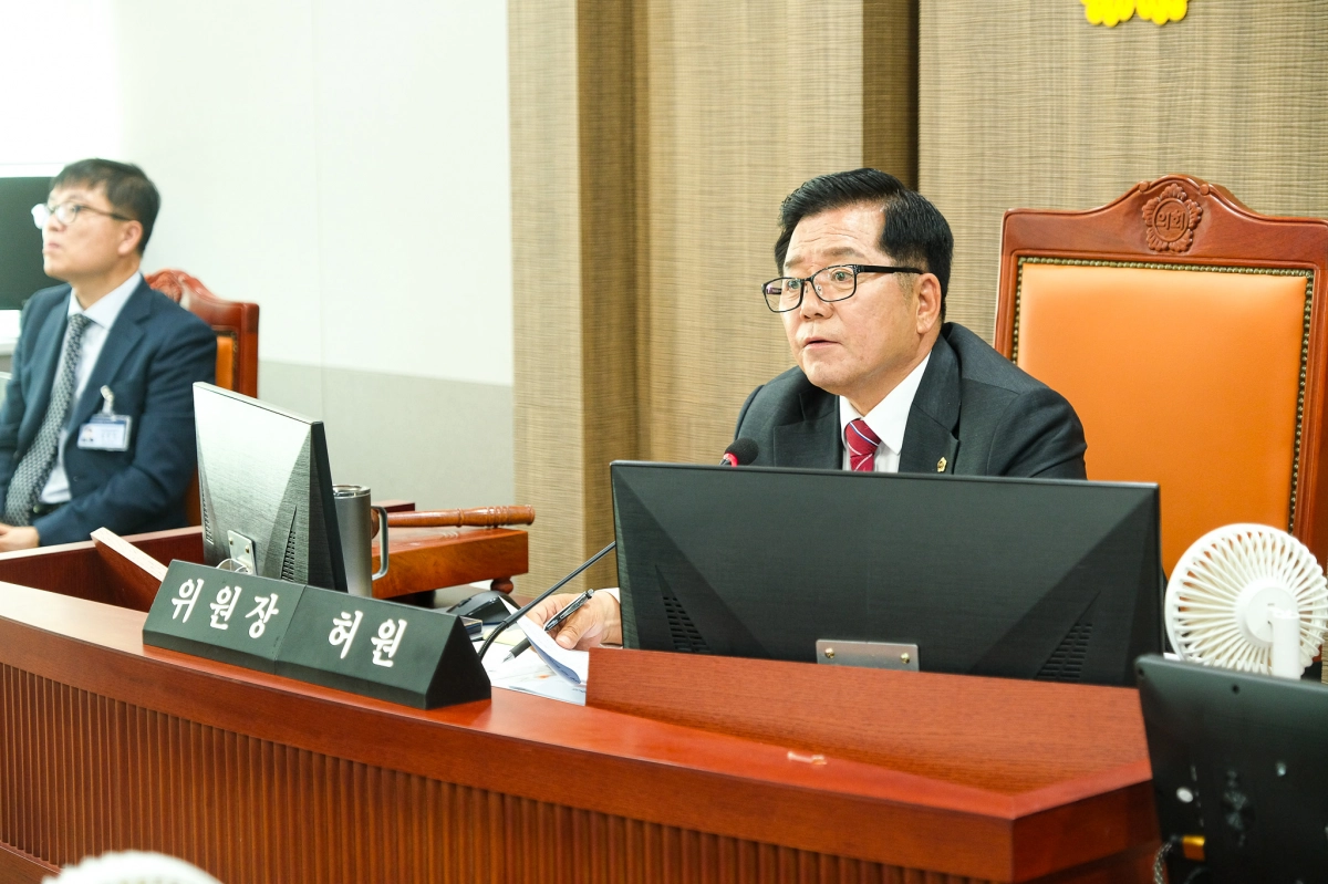 허원 위원장이 11일 열린 2025년도 경기도 행정사무감사에서 피감기관을 상대로 질의하고 있다.(사진=경기도의회)