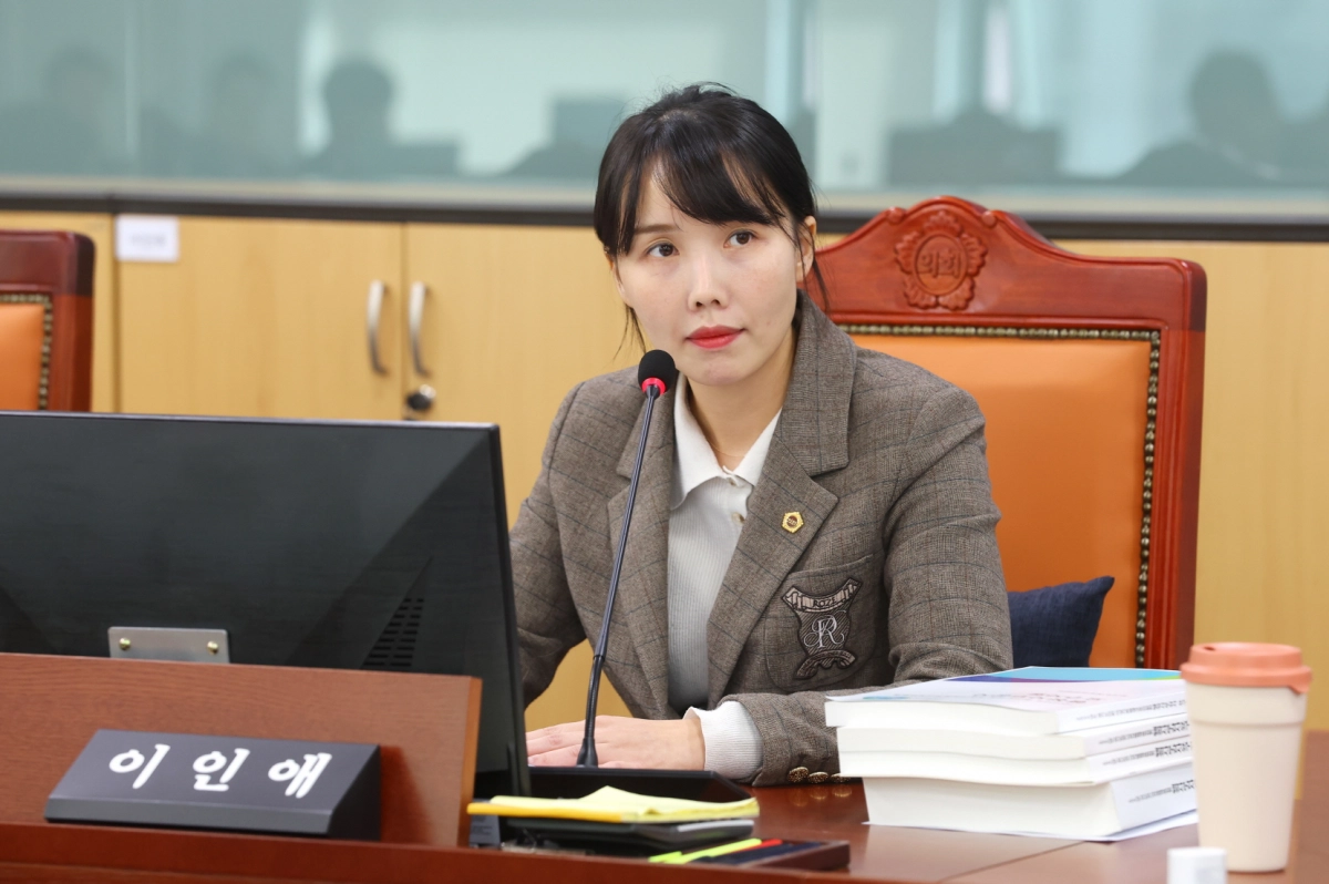 이인애 의원이 11일 열린 여성가족국에 대한 2025년 행정사무감사에서 피감기관을 상대로 질의하고 있다.(사진=경기도의회)