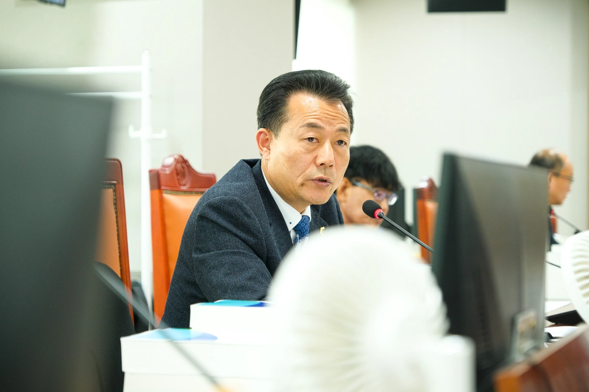 김성수 의원이 11일 경기도 건설국 소관 2025년 행정사무감사에서 피감기관을 상대로 질의하고 있다.(사진=경기도의회)