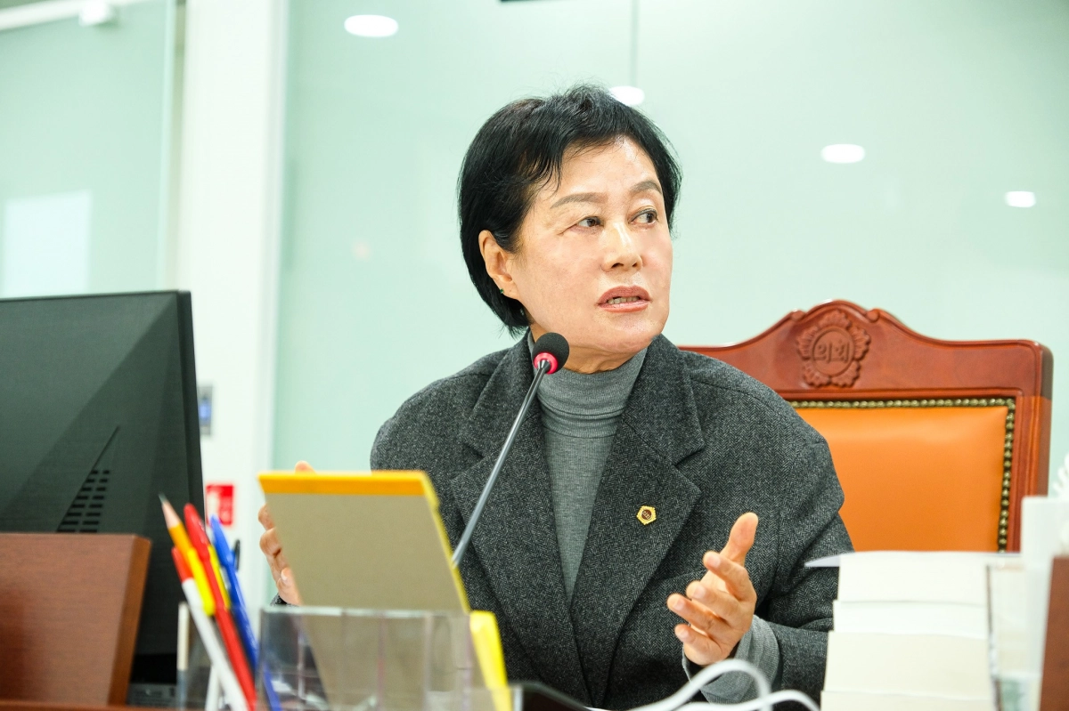 박명숙 의원이 11일 열린 2025년 행정사무감사에서 피감기관을 상대로 질의하고 있다.(사진=경기도의회)