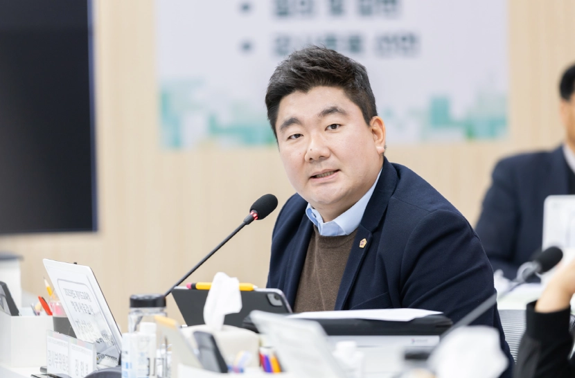장한별 부위원장이 11일 용인·화성오산·양평·의정부교육지원청에 대한 2025년도 행정사무감사에서 피감기관을 상대로 질의하고 있다.(사진=경기도의회)