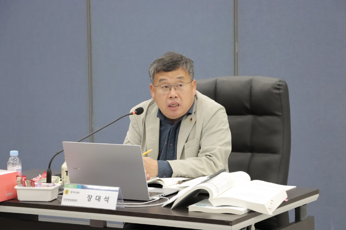 장대석 의원이 11일 일산소방서에서 실시된 2025년 경기도의회 행정사무감사에서 피감기관을 상대로 질의하고 있다.(사진=경기도의회)