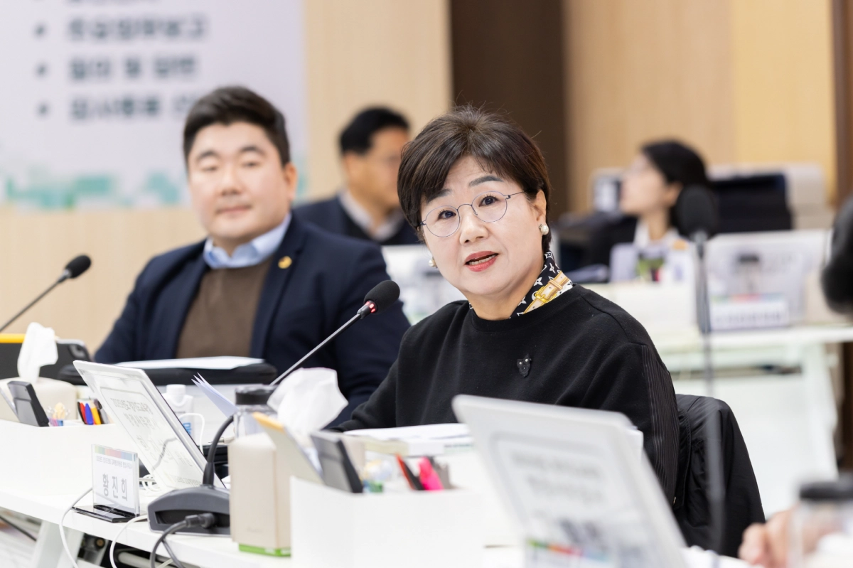 황진희 의원이 11일 경기도의회 제387회 정례회 행정사무감사에서 피감기관을 상대로 질의하고 있다.(사진=경기도의회)