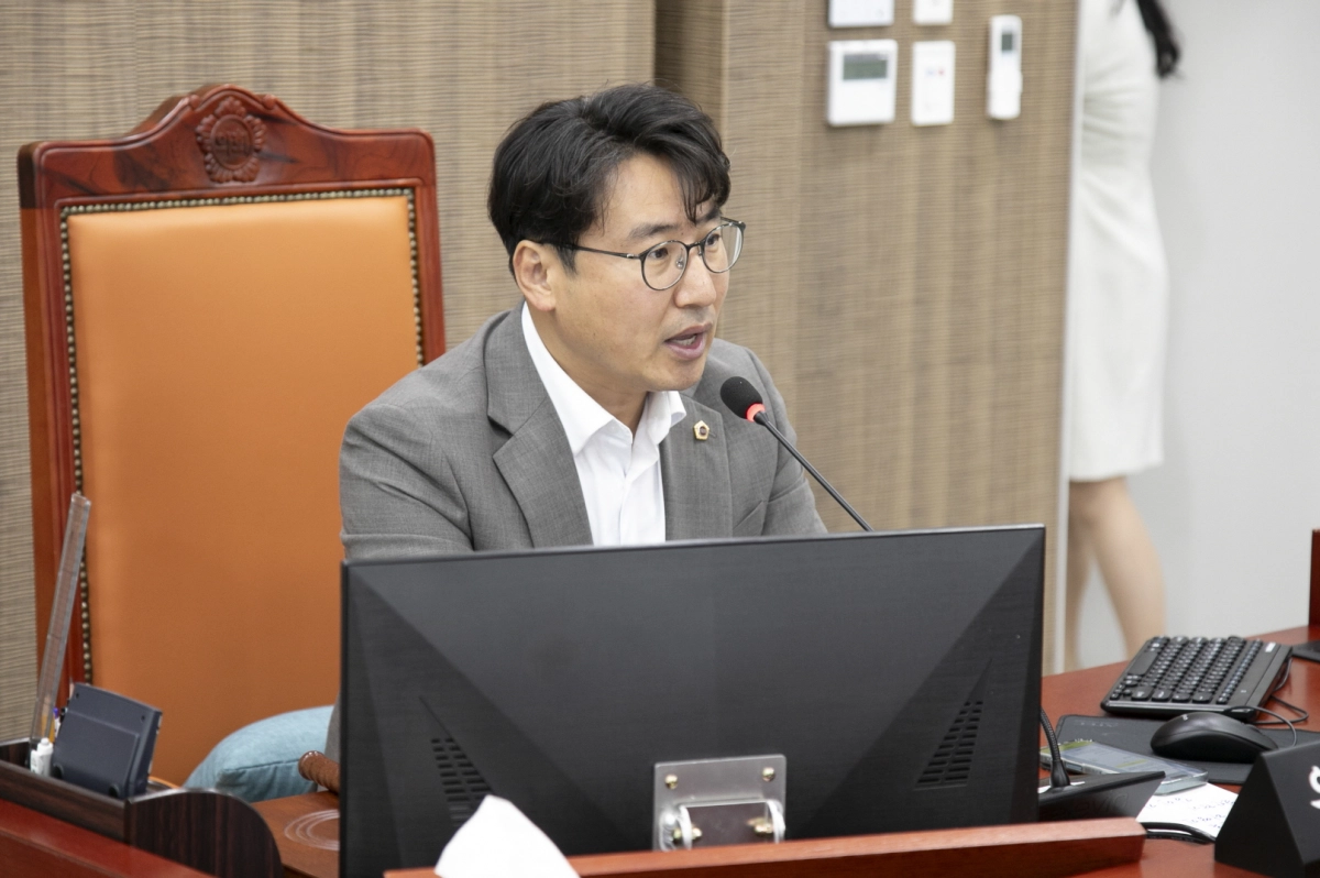 조성환 위원장이 11일 열린 기획조정실 행정사무감사에서 피감기관을 상대로 질의하고 있다.(사진=경기도의회)