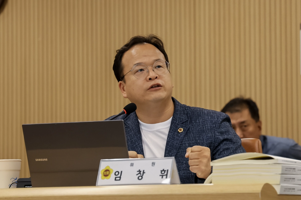 임창휘 의원이 경기주택도시공사에 대한 행정사무감사에서 피감기관을 상대로 질의하고 있다.(사진=경기도의회)