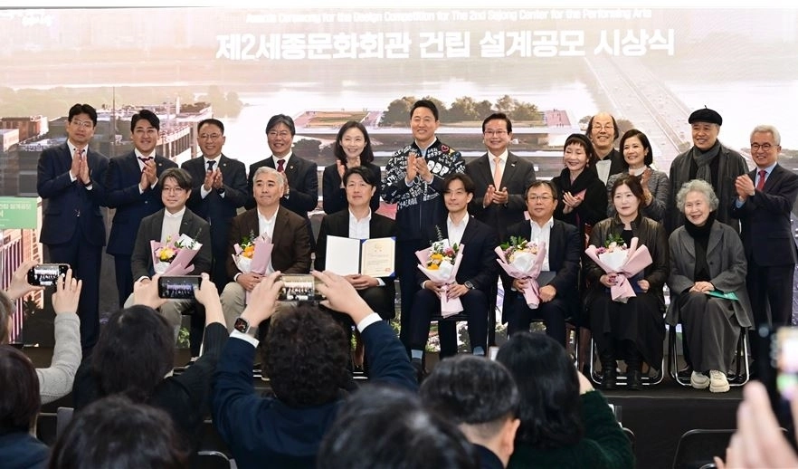 김재진 의원(윗줄 왼쪽에서 세 번째)을 비롯한 참석자들이 수상 건축가들을 축하하며 기념사진을 찍고 있다.