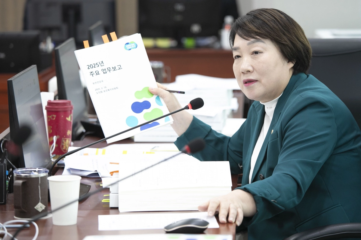 지미연 의원이 11일 제387회 정례회 중 보건건강국 행정사무감사에서 피감기관을 상대로 질의하고 있다.(사진=경기도의회)