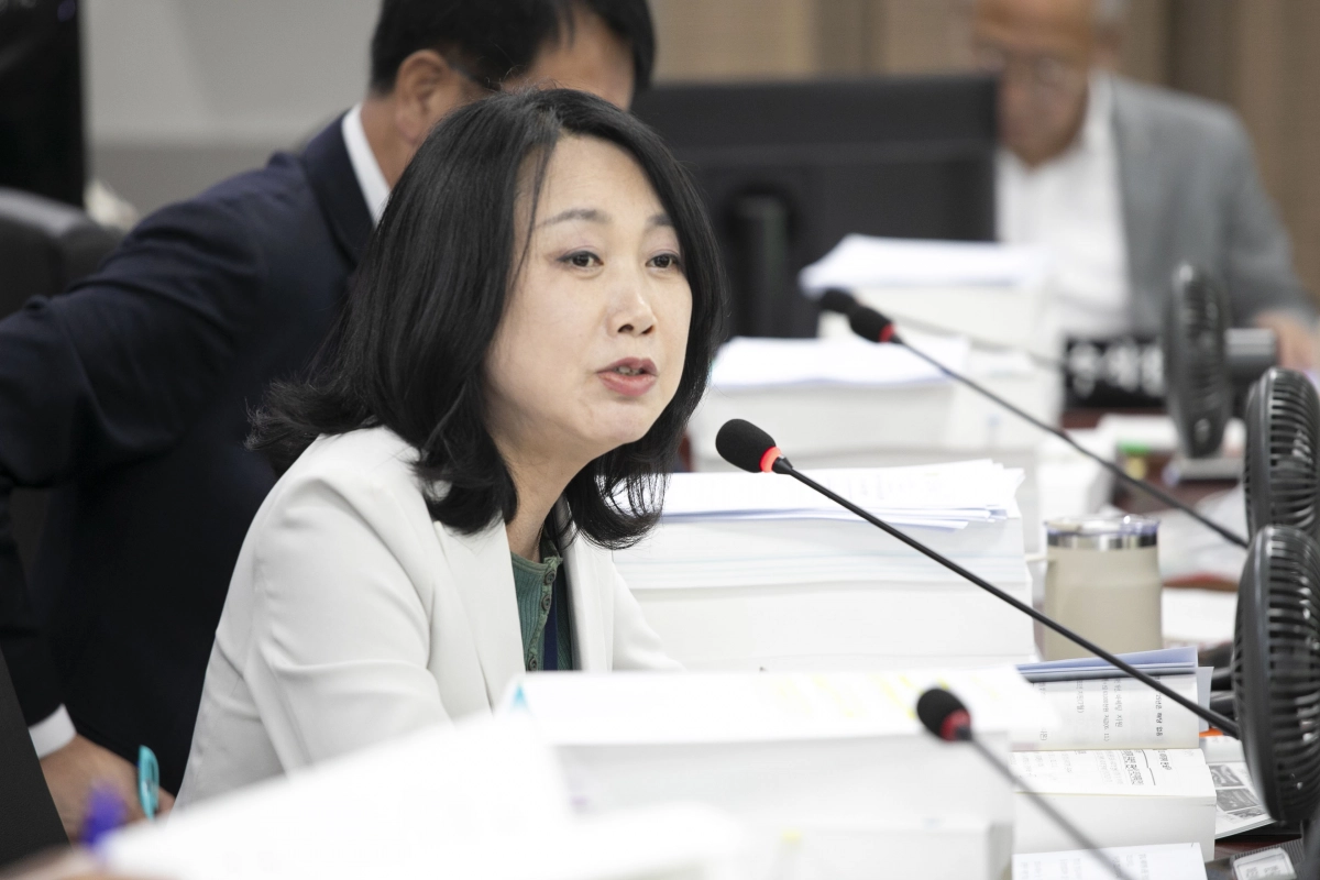 이병숙 의원이 10일 진행된 사회혁신경제국과 경기도사회적경제원을 대상으로 한 행정사무감사에서 피감기관을 상대로 질의하고 있다.(사진=경기도의회)