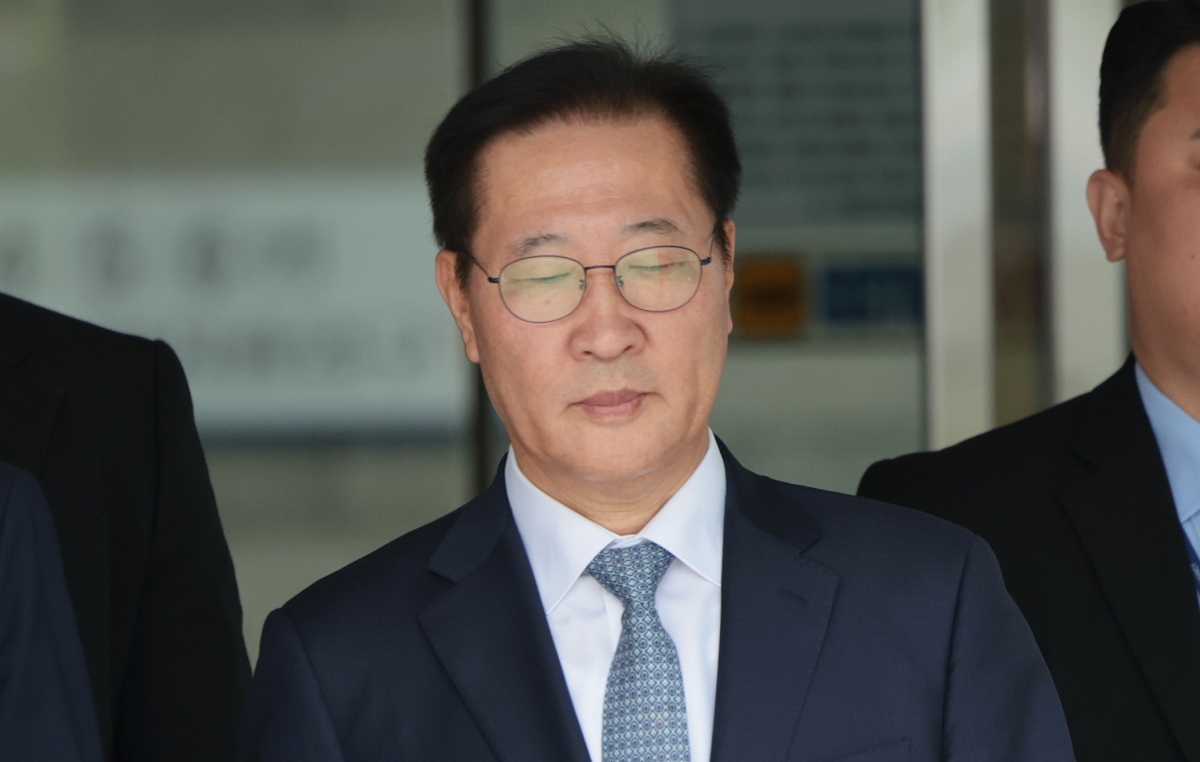 윤석열 전 대통령의 12·3 비상계엄 선포를 방조·가담한 혐의를 받는 박성재 전 법무부 장관이 지난달 14일 구속 전 피의자 심문(영장실질심사)을 마치고 서울 서초구 서울중앙지방법원을 나서고 있다. 연합뉴스
