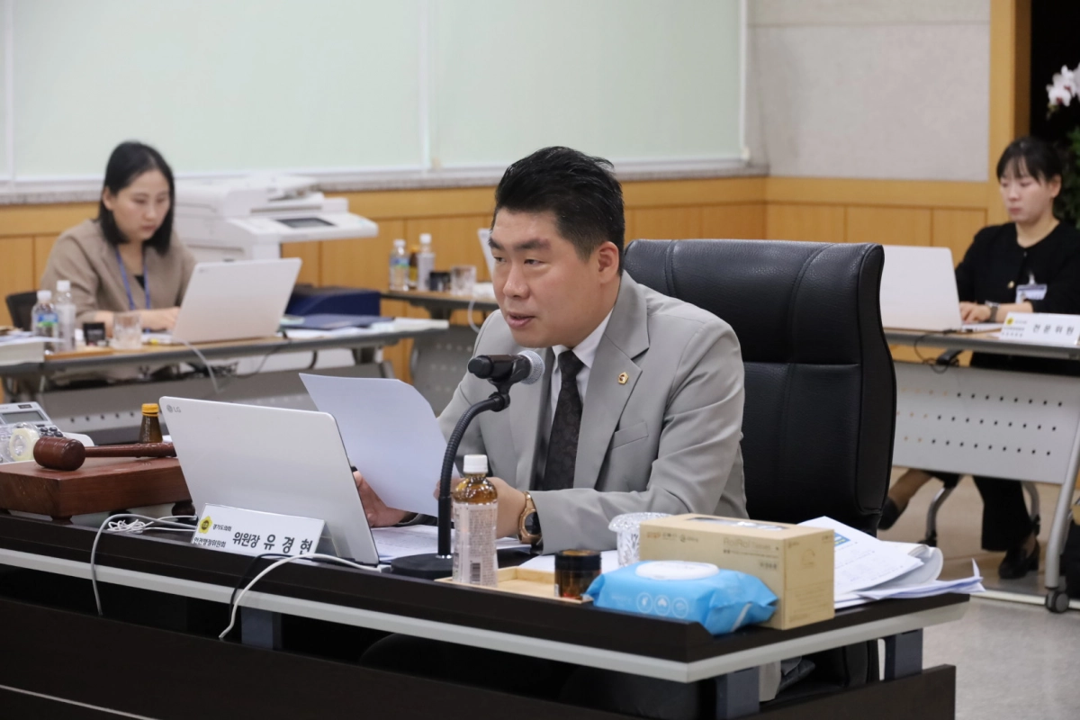 유경현 부위원장이 11일 안성소방서 현지 행정사무감사에서 피감기관을 상대로 질의하고 있다.(사진=경기도의회)