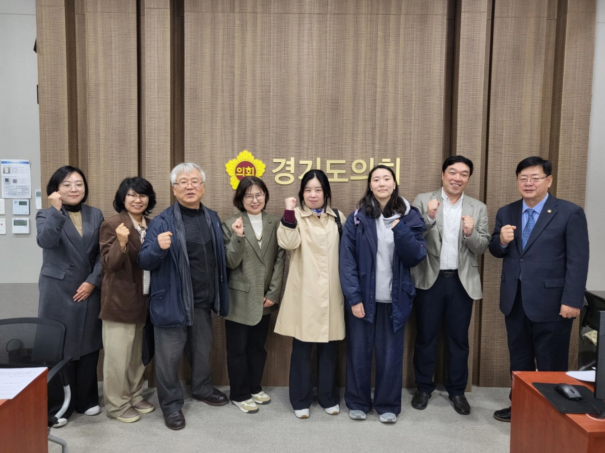 이선구 의원이 11일 경기장애인차별철폐연대 관계자들과 기념촬영을 하고 있다.