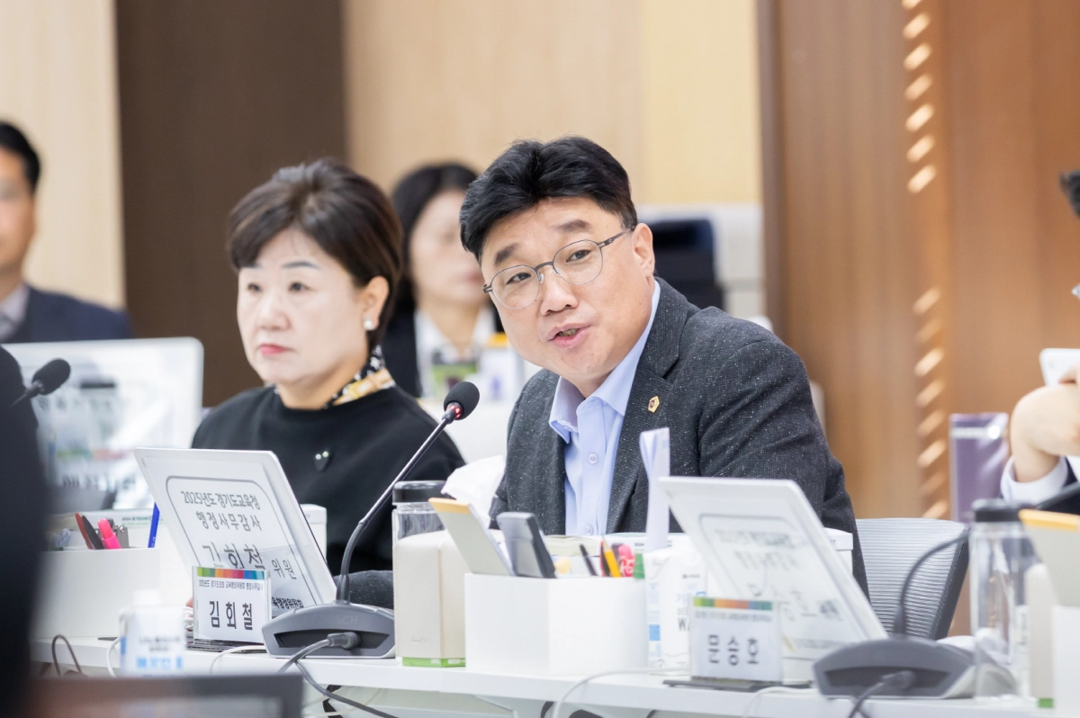 김회철 의원이 11일 열린 제387회 경기도의회 정례회 교육행정위원회 용인·화성오산·양평·의정부교육지원청 대상 행정사무감사에서 피감기관을 상대로 질의하고 있다.(사진=경기도의회)