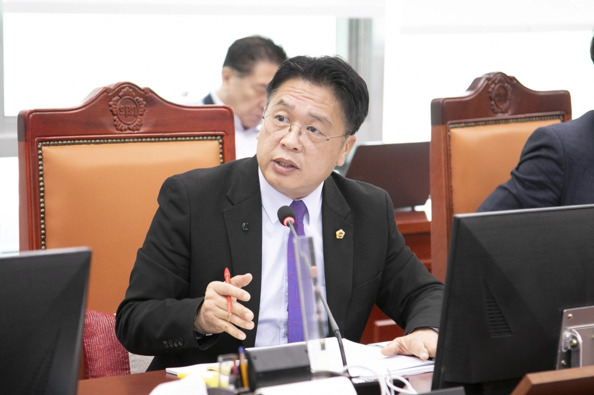 이석균 의원이 11일 기획조정실과 경기연구원을 대상으로 한 2025년도 행정사무감사에서 피감기관을 상대로 질의하고 있다.(사진=경기도의회)