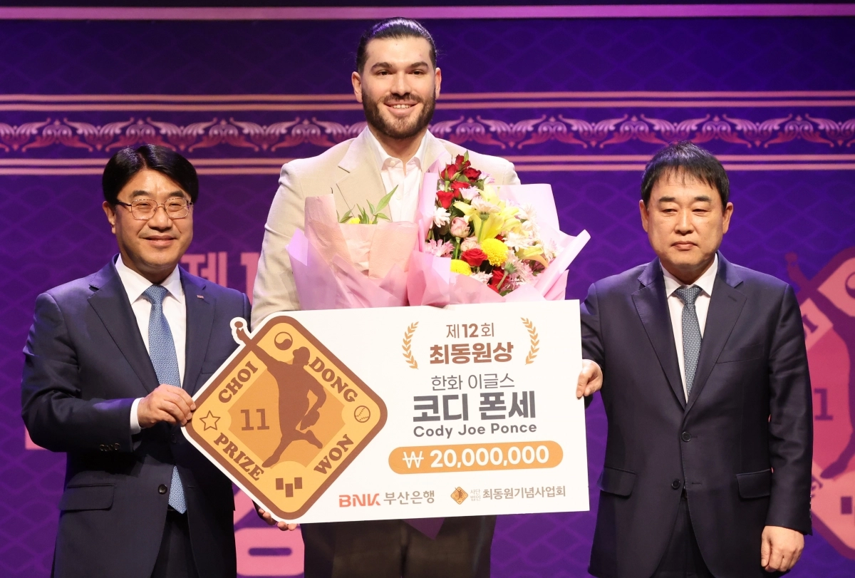 기념촬영하는 코디 폰세