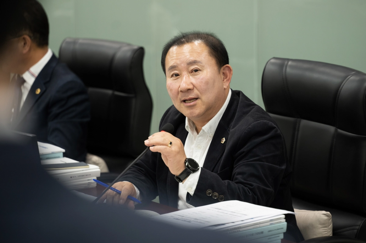 김철진 의원이 11일 차세대융합기술연구원을 대상으로 한 2025년도 행정사무감사에서 피감기관을 상대로 질의하고 있다.(사진=경기도의회)