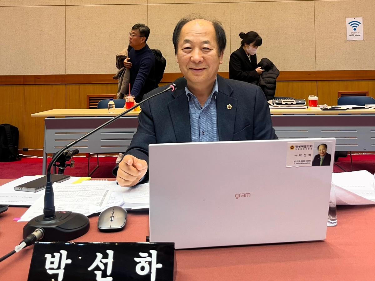 2025년도 출연기관(경북연구원, 경북바이오산업연구원, 경북신용보증재단, 경북도경제진흥원) 행정사무감사에서 질의하는 박선하 의원. 경북도의회 제공