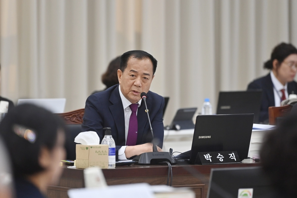 지난 10일 문경교육지원청에서 진행된 문경, 상주, 김천교육지원청 행정사무감사에서 질의하는 박승직 의원. 경북도의회 제공
