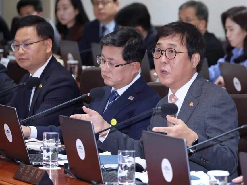 최휘영 문화체육관광부 장관이 11일 용산 대통령실에서 열린 국무회의에서 체육 현안 보고를 하고 있다. 연합뉴스