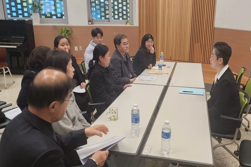 유족들의 말씀을 경청중인 유정희 의원(오른쪽)