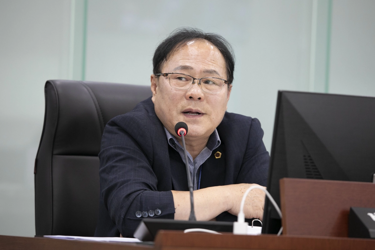 박재용 의원이 11월 11일 열린 보건건강국 대상 행정사무감사에서 피감기관을 상대로 질의하고 있다.(사진=경기도의회)