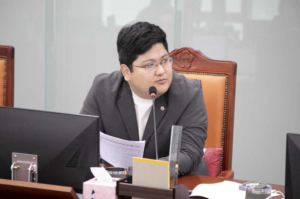 오창준 의원이 11일 열린 경기도청 기획조정실 및 경기연구원 대상 행정사무감사에서 피감기관을 상대로 질의하고 있다.(사진=경기도의회)
