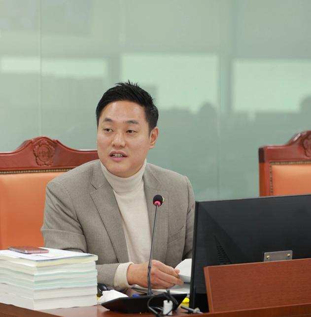오석규 의원이 11일 열린 2025년도 행정사무감사에서 피감기관을 상대로 질의하고 있다.(사진=경기도의회)